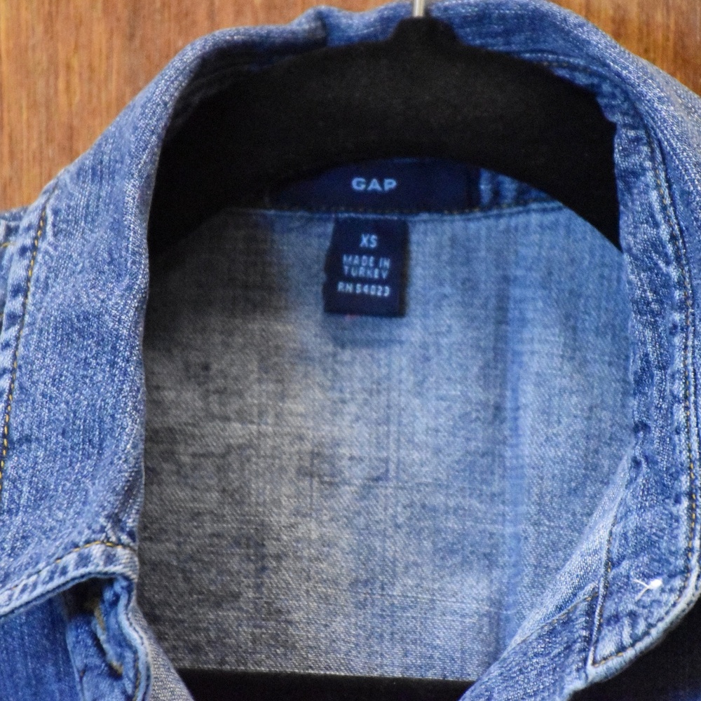 Women's GAP Denim Sleeveless Top - Picture 3 of 5